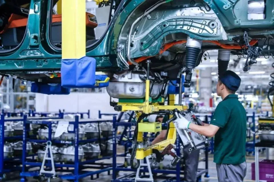 蘋果遭遇AI危機(jī),供應(yīng)商在逃離“果鏈”中進(jìn)退兩難