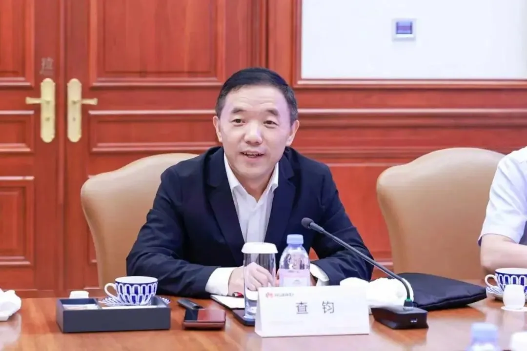 時隔5年,任正非與上海交通大學校長會面 華為董事、2012實驗室總裁查鈞表示,華為將依托人才基金繼續支持交大加強世界頂尖人才的吸引,攜手在人工智能、數據科學等領域的基礎研究和源頭創新。另外,華為將提供算力云平臺,為人才成長和生態發展提供良好的環境。