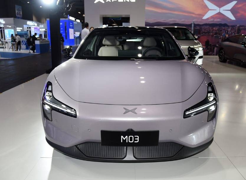 10萬級純電家轎PK:零跑B01與小鵬MONA M03誰更值?