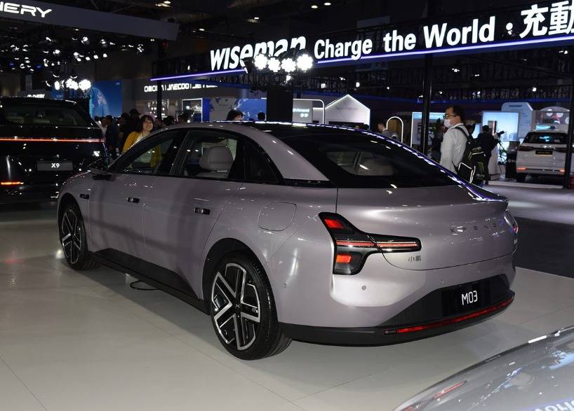 10萬級純電家轎PK:零跑B01與小鵬MONA M03誰更值?