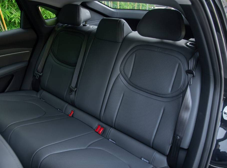 10萬級純電家轎PK:零跑B01與小鵬MONA M03誰更值?