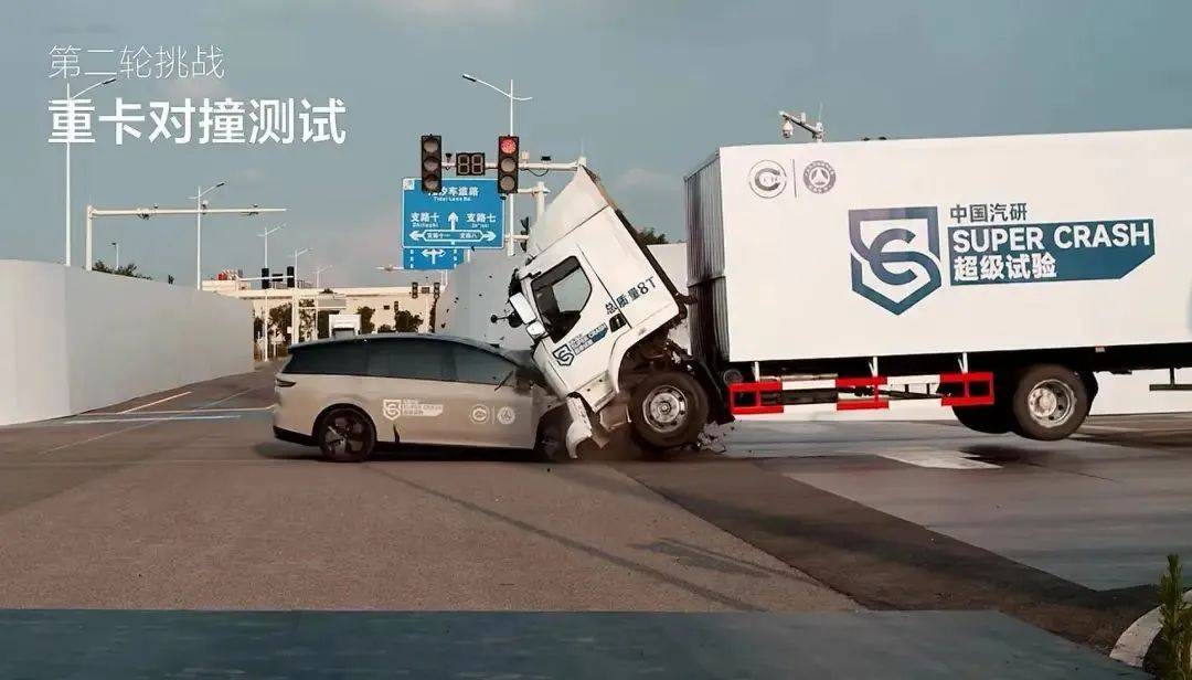 “小車撞大車”的流量算盤背后,卡車安全的“進化史”更該被看見