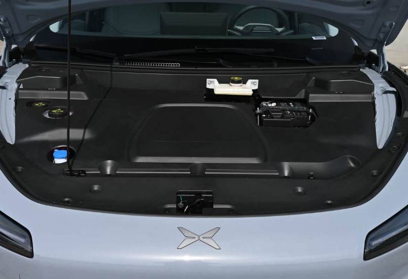 10萬級純電家轎PK:零跑B01與小鵬MONA M03誰更值?