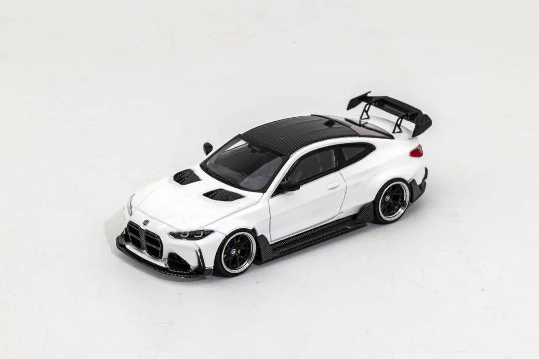 ADRO的設計團隊由前奔馳設計師Davis Lee領銜,旨在修正原廠M4爭議性的“大嘴中網”設計