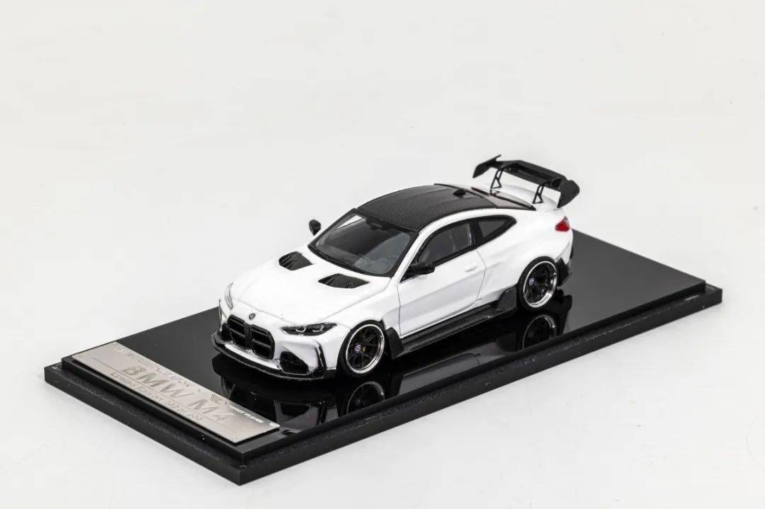 ADRO的設計團隊由前奔馳設計師Davis Lee領銜,旨在修正原廠M4爭議性的“大嘴中網”設計