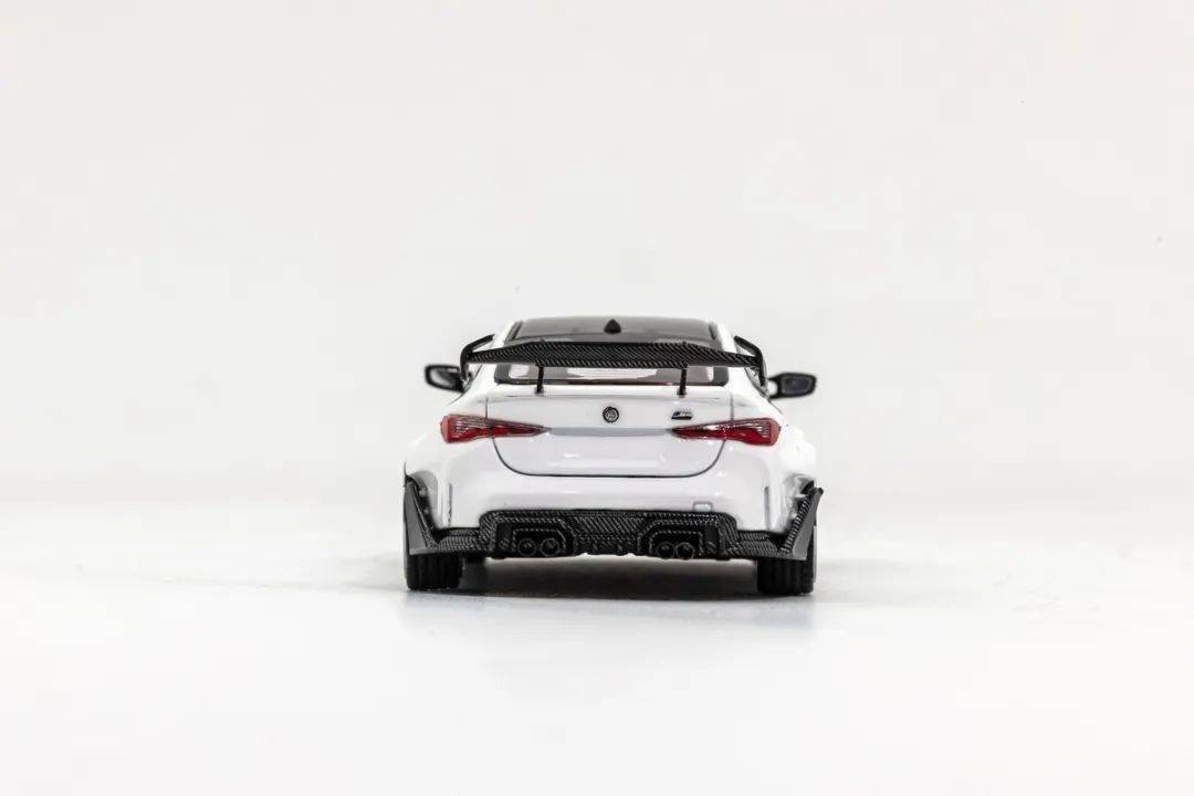 ADRO的設計團隊由前奔馳設計師Davis Lee領銜,旨在修正原廠M4爭議性的“大嘴中網”設計