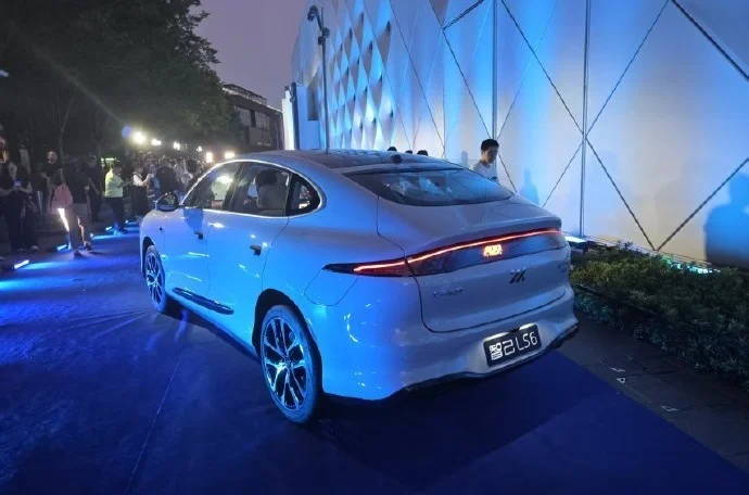 新一代智己LS6上市:起售價20.99萬,搭載800V超快充+智慧四輪轉向 新一代智己LS6上市:起售價20.99萬,搭載800V超快充+智慧四輪轉向