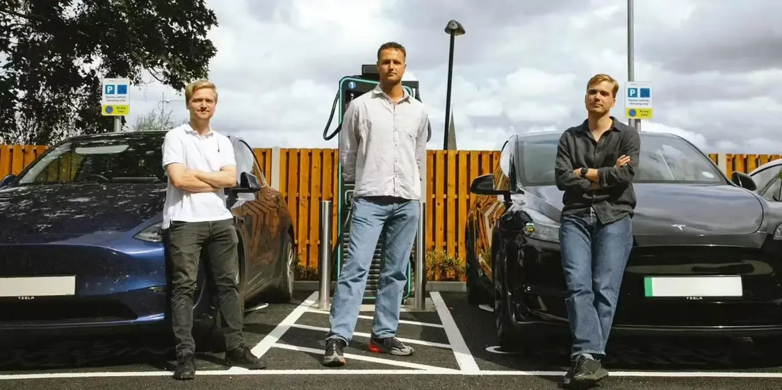 馬斯克裁掉的特斯拉充電團(tuán)隊(duì)在英國(guó)搞出了新名堂:專(zhuān)給出租車(chē)建快充站