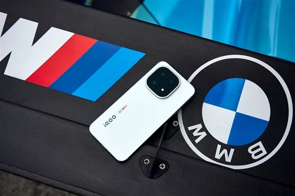 iQOO 15獨家標配AR增透消反保護膜 產品經理:成本高 別撕掉它 iQOO 15獨家標配AR增透消反保護膜 產品經理:成本高 別撕掉它