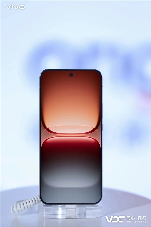 iQOO 15獨家標配AR增透消反保護膜 產品經理:成本高 別撕掉它 iQOO 15獨家標配AR增透消反保護膜 產品經理:成本高 別撕掉它