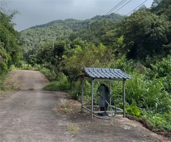 蔚來車主在山溝里安了一根充電樁 免費共享！網友：真新時代賽博土地廟