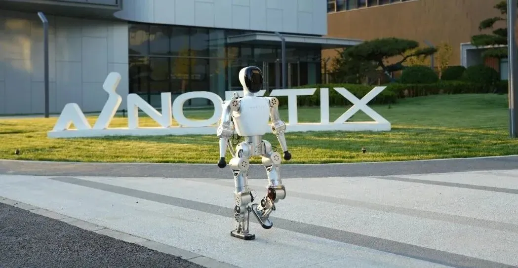 9998元抱回家!全球首款萬(wàn)元以下人形機(jī)器人來(lái)了,21自由度,能說(shuō)會(huì)走,會(huì)尬舞